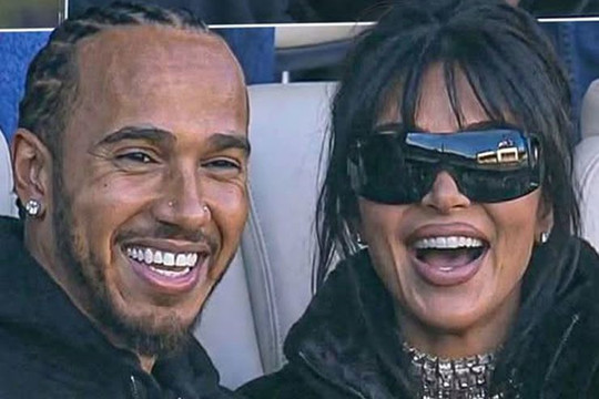 Lewis Hamilton công khai xuất hiện cùng Kim Kardashian tại Super Bowl LIX