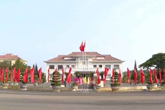 Hàm Tân lắng nghe và nói chuyện cùng dân