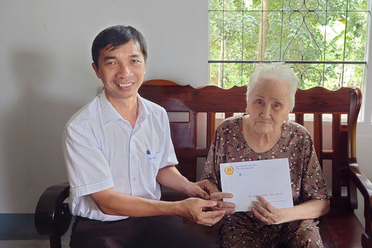 Xã Hoài Đức gần 1,5 tỷ đồng thăm hỏi, tặng quà cho người dân