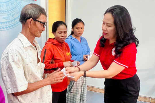 Trao 600 thẻ BHYT cho người dân khó khăn tại Bắc Bình và Lương Sơn