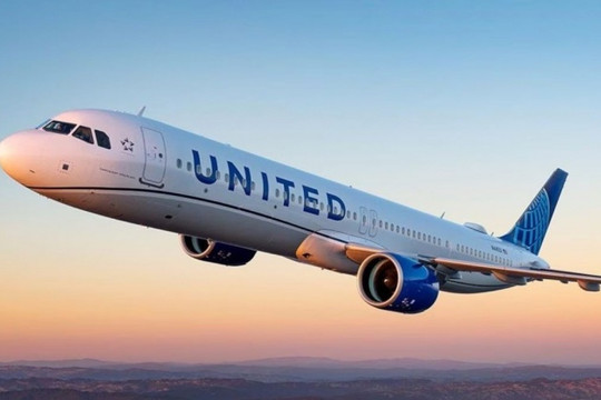 Chuyến bay UA1807: Hành động ấm lòng của nam tiếp viên United Airlines với khách nữ