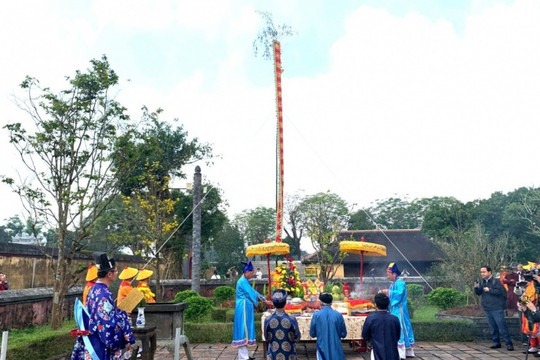 Huế: Tái hiện nghi lễ dựng nêu cung đình độc đáo tại Đại Nội