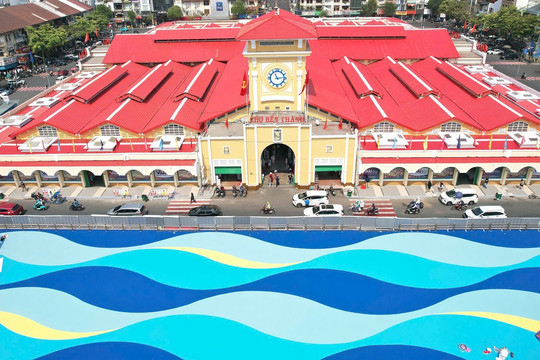 TP.HCM: Chợ Bến Thành và Hồ Con Rùa rực rỡ sau khi 'thay áo mới' đón Tết 2026