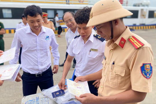 Ra quân kiểm tra tàu khách tuyến Phan Thiết – Phú Quý dịp Tết
