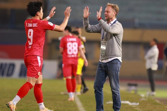 CAHN mở cửa vào tứ kết AFC: HLV Polking nhắn nhủ Đình Bắc sau bàn thắng ấn định 4-0