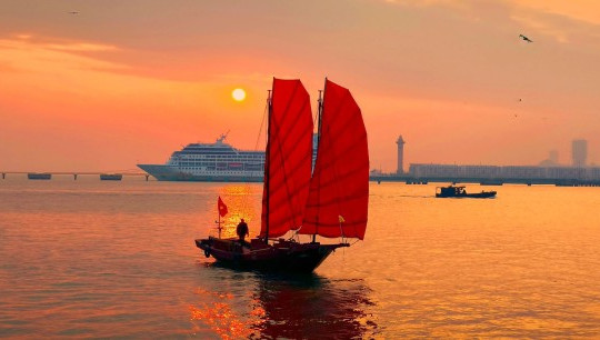 Vịnh Hạ Long: Hoài niệm thuyền buồm cánh đỏ tái hiện vẻ đẹp di sản truyền thống