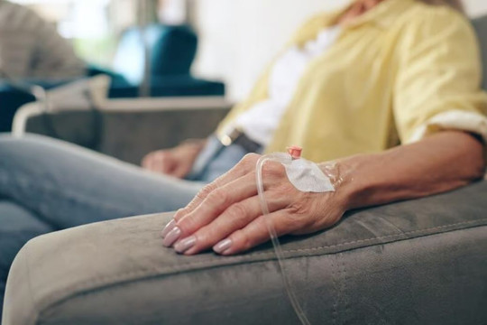 Điều trị miễn dịch buổi sáng giúp bệnh nhân ung thư phổi sống lâu hơn