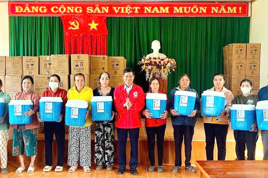 Trao thiết bị lọc nước cho 400 hộ ở xã Đinh Văn Lâm Hà