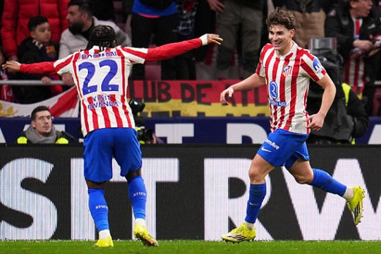Atletico Madrid đè bẹp Barcelona 4-0: Song tấu Alvarez và Lookman phơi bày tử huyệt của Hansi Flick
