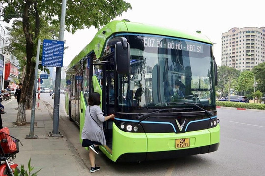 Hà Nội: Miễn phí toàn bộ vé tàu điện và 128 tuyến xe buýt dịp Tết Bính Ngọ 2026