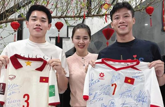 Quế Ngọc Hải trao áo đấu, kỳ vọng Đình Bắc dẫn dắt đội tuyển tới World Cup 2030