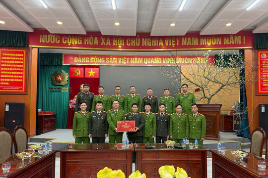 Thiếu tướng Nguyễn Hồng Nguyên kiểm tra công tác bảo đảm an ninh tại Công an phường Tây Hồ