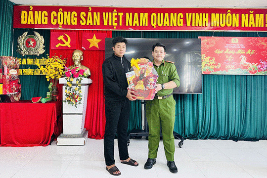 Công an phường Hàm Thắng tặng quà Tết công dân chuẩn bị lên đường nhập ngũ