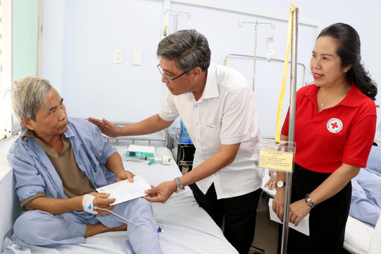 Phó Chủ tịch UBND tỉnh Nguyễn Minh thăm, chúc Tết bệnh nhân tại Bệnh viện Đa khoa Bình Thuận