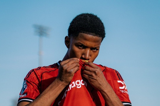 Chido Obi rực sáng trong chiến thắng 3-1 của U18 MU trước đại kình địch Man City