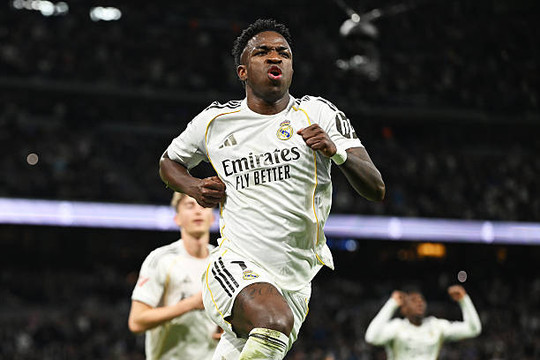 Vinicius rực sáng giúp Real Madrid hạ Real Sociedad 4-1, chiếm ngôi đầu La Liga