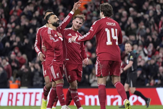 Salah tỏa sáng rực rỡ, Liverpool đè bẹp Brighton 3-0 tại vòng 4 FA Cup