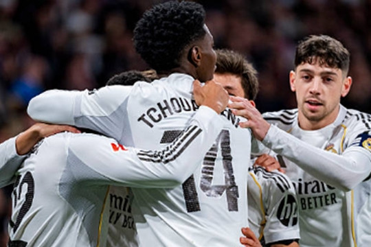 Real Madrid vùi dập Real Sociedad 4-1: Vinicius rực sáng đưa Los Blancos lên đỉnh bảng