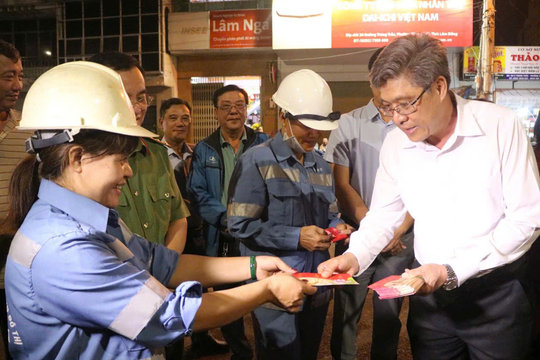 Phó Chủ tịch UBND tỉnh Lâm Đồng Nguyễn Minh thăm, chúc Tết các đơn vị làm nhiệm vụ đêm Giao thừa