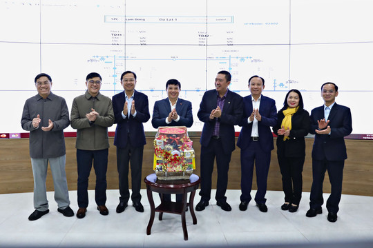 Bí thư Tỉnh ủy Lâm Đồng Y Thanh Hà Niê Kđăm thăm, động viên các đơn vị trực đêm giao thừa