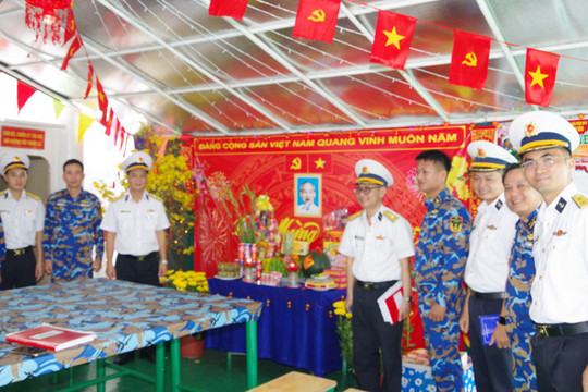 Giữa trùng khơi, xuân vẫn ấm