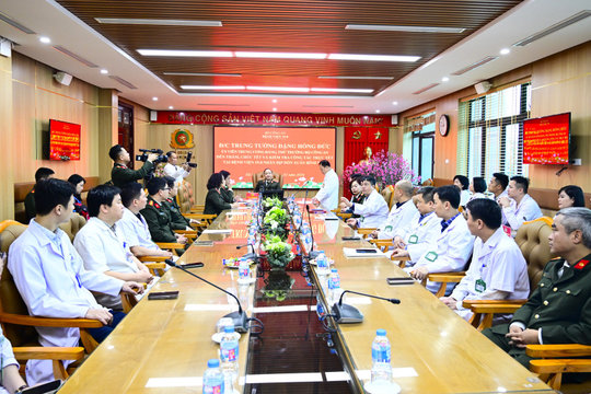 Thứ trưởng Đặng Hồng Đức kiểm tra công tác ứng trực Tết tại Bệnh viện 19-8