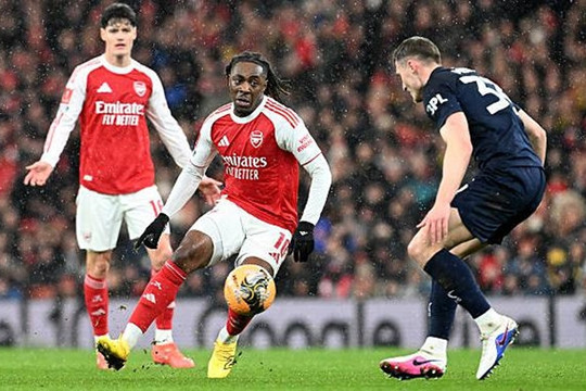 Arsenal thắng Wigan 4-0: Màn trình diễn điểm 10 của nhạc trưởng Eberechi Eze