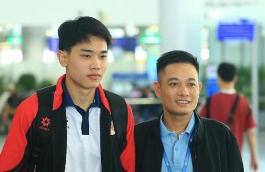 Quang Hải và Đình Bắc xuất ngoại ngày 29 Tết: Cuộc săn vé tứ kết kịch tính tại Singapore