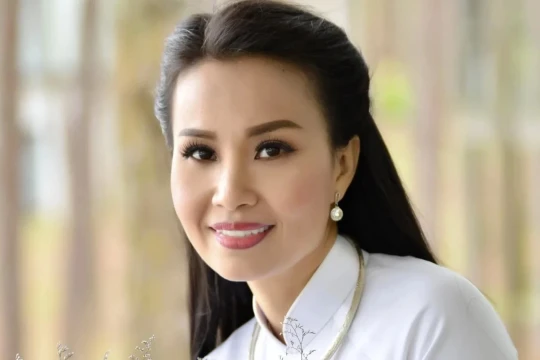 Ca sĩ Cẩm Ly chia sẻ áp lực chuẩn bị Tết và cuộc sống trong biệt thự triệu đô tại TP.HCM