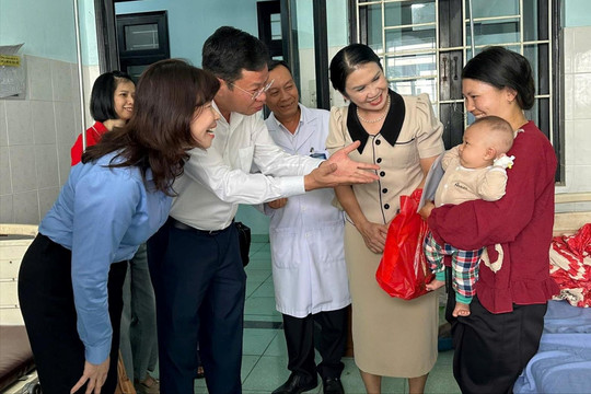 Chủ tịch HĐND tỉnh Lâm Đồng Lưu Văn Trung thăm, tặng quà Tết tại Bệnh viện Đa khoa Đắk Nông
