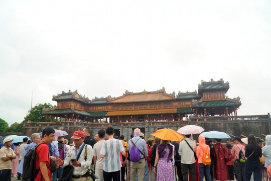 Huế: Trải nghiệm không khí Tết Hoàng cung tại Đại nội ngày đầu năm mới