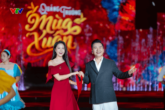 Dàn MC VTV gây bất ngờ khi lần đầu trình diễn nhạc kịch trong Quảng trường mùa xuân
