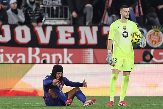 Joan Garcia rực sáng với 7 pha cứu thua trong trận thua 1-2 của Barcelona trước Girona