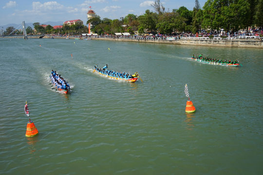 Sôi nổi lễ hội đua thuyền truyền thống trên sông Cà Ty