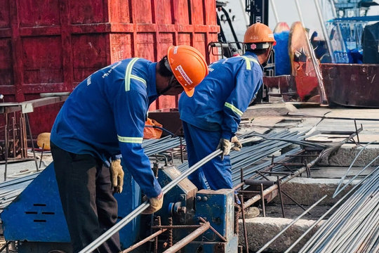 Thi công xuyên Tết tại cầu Phước Khánh: Sẵn sàng hợp long nhịp cầu có tĩnh không cao nhất Việt Nam