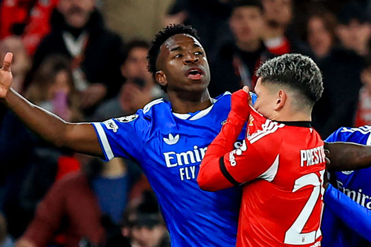 Mbappe tố cáo cầu thủ Benfica phân biệt chủng tộc Vinicius: "Hắn đã gọi cậu ấy là con khỉ 5 lần"