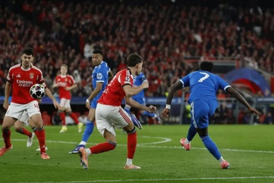 Vinicius lập siêu phẩm, Real Madrid hạ Benfica của Mourinho tại Champions League