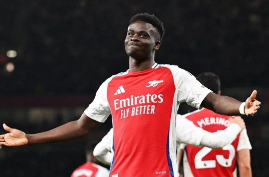 Arsenal trói chân Bukayo Saka đến năm 2031, Man City quyết chiêu mộ Tino Livramento