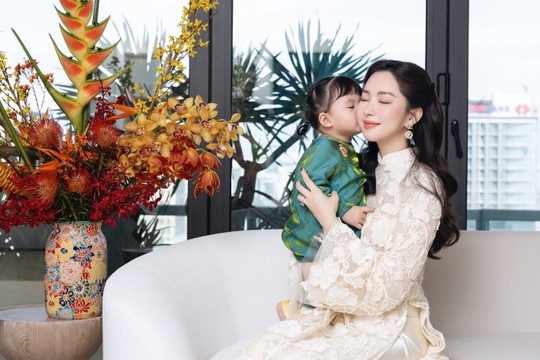 Hoa hậu Đặng Thu Thảo hé lộ diện mạo con gái thứ ba dịp Tết Bính Ngọ