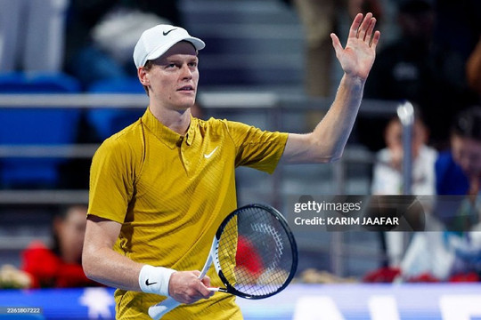 Jannik Sinner vượt qua Alexei Popyrin sau 85 phút để vào tứ kết Qatar Open