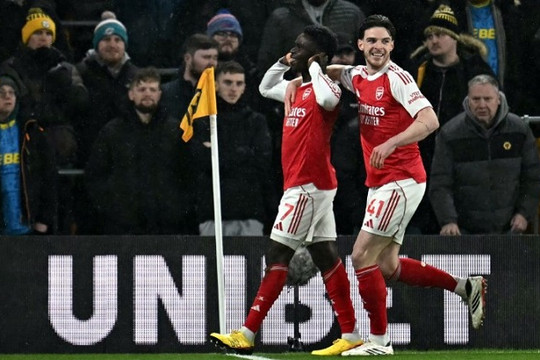 Saka rực sáng trong vai trò số 10 nhưng hàng thủ Arsenal gây thất vọng trước Wolves