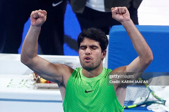 Alcaraz khuất phục Royer, hiên ngang tiến vào tứ kết Qatar Open 2026
