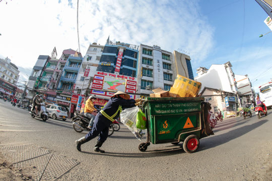 Những người lặng lẽ xuyên đêm làm đẹp phố phường Đà Lạt xanh- sạch- đẹp