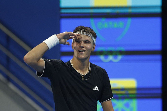 Jakub Mensik tạo địa chấn tại Qatar Open khi đánh bại Jannik Sinner sau 3 set kịch tính
