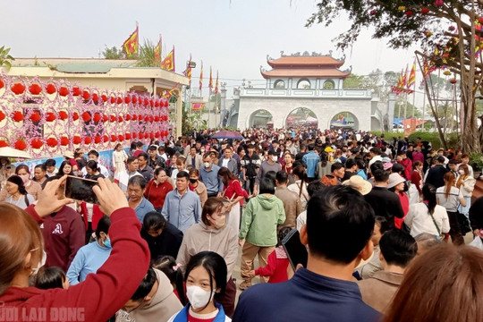 Thanh Hóa: Hàng vạn người chen chân xin 'nước thánh' tại Phủ Na dịp đầu năm Bính Ngọ