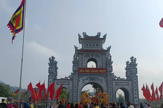 Nghệ An: Hàng vạn người đổ về đền ông Hoàng Mười cầu bình an đầu năm Bính Ngọ