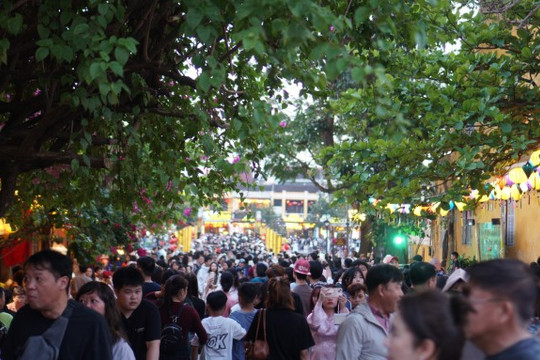 Hội An đông nghẹt khách dịp đầu năm: Phố cổ quá tải cục bộ ngày mùng 5 Tết