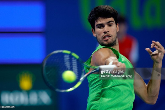 Carlos Alcaraz vô địch Qatar Open sau chiến thắng tốc hành 52 phút trước Arthur Fils