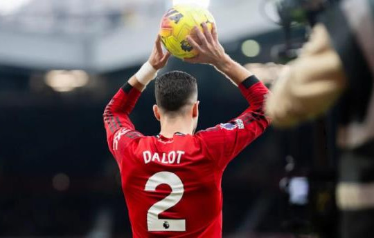 Diogo Dalot hồi sinh ngoạn mục: Từ 'tội đồ' thời Amorim đến nhân tố không thể thay thế của Carrick