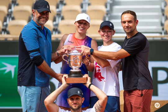 Michael Zheng gây địa chấn Australian Open 2026: Đánh bại Sebastian Korda không cần đội ngũ